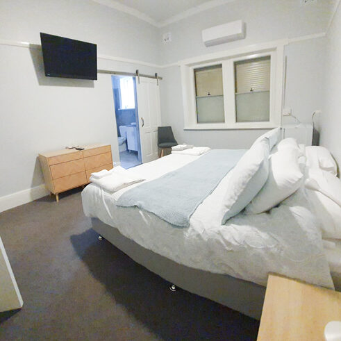The Bend Abode - Room 4 - Deluxe King Room