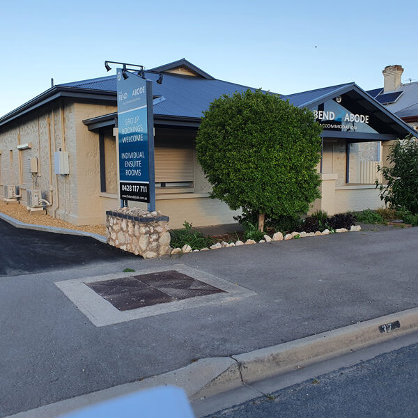 The Bend Abode - Private off-street parking